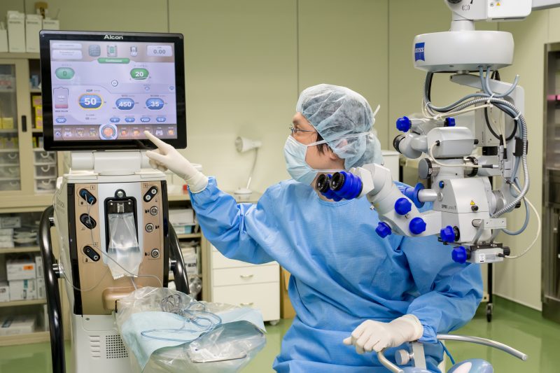 白内障手術装置と手術用顕微鏡