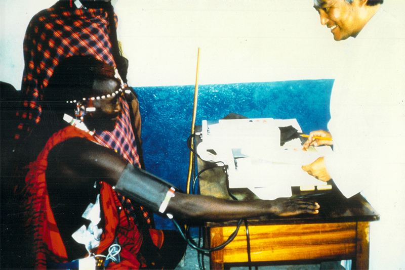 マサイ族の健診で血圧測定を行う家森さん