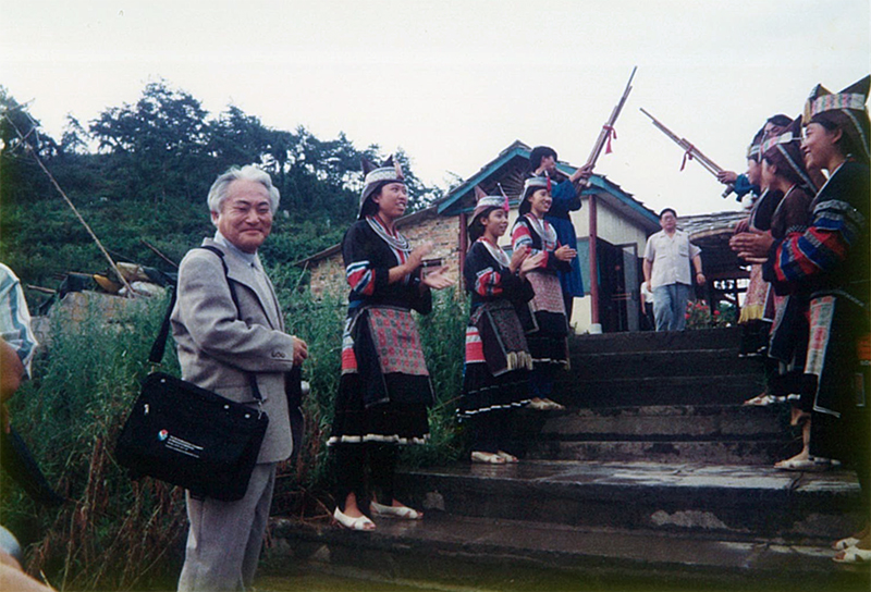 健診で中国・貴州省に訪れた際、村の人々から出迎えの歓迎を受けた家森さん