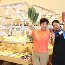 オバ記者とグランテラス筑西の販売員・小泉さんが野菜を手にポーズを取っている