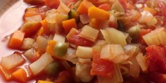 たっぷり冬野菜と豆のトマトスープが器に入っている