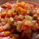 たっぷり冬野菜と豆のトマトスープが器に入っている