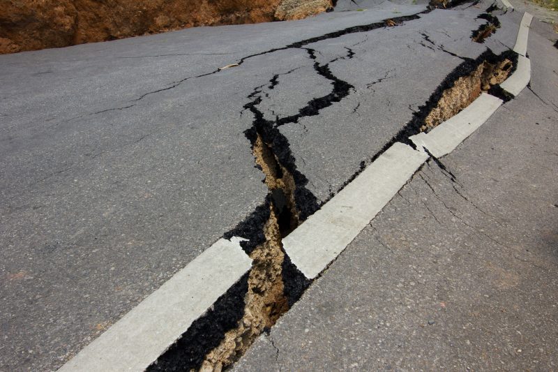 地震で亀裂の入った道路