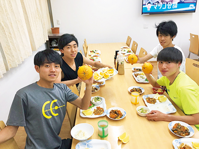 食事中の駒澤大学　陸上競技部部員たち