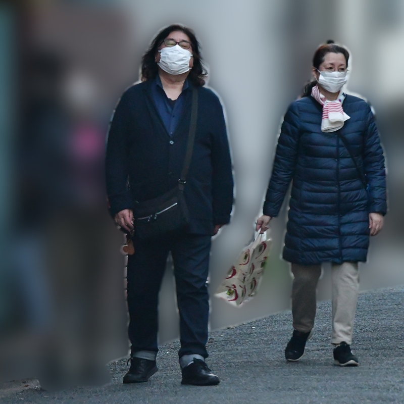 並んで歩く松坂慶子と夫の高内氏