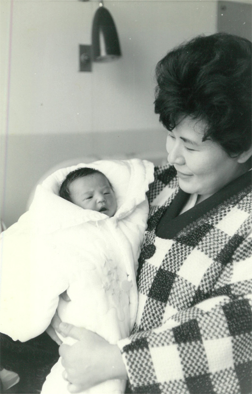 生まれたばかりの杉田かおるさんを抱く母の美年子さん