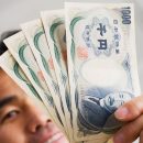 千円札をもっている男性のイメージ写真