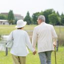 会話をしながら散歩する老夫婦