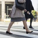 横断歩道を歩く女性