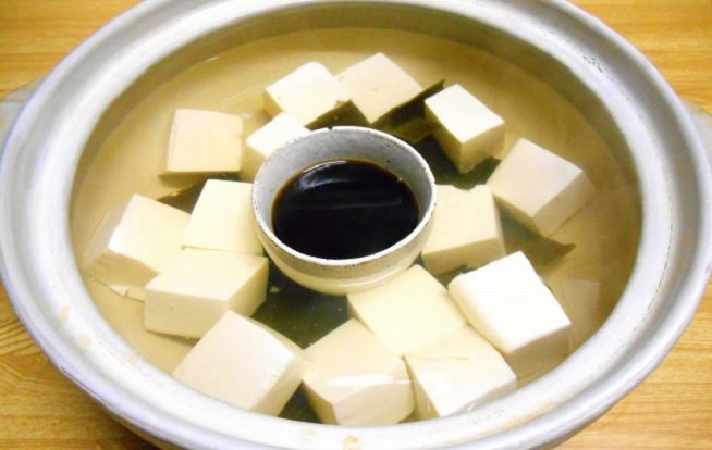 澄んだ湯豆腐にするためにはコンブと水の組み合わせが重要