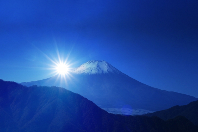 「日本大学 富士の天然水」は、24本入りで2400円（税込み）