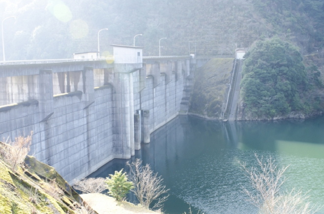 日本の水道水の7割は川やダムの水から精製されている