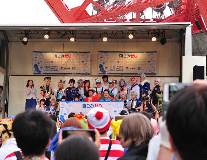 国内外のコスプレイヤーも参加。中央は笹川陽平日本財団会長