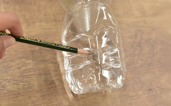 ペットボトルの底から数センチの場所に小さな穴を開ける