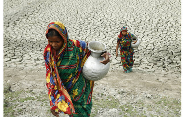 水をくみに向かうバングラデシュの女性（WaterAid／Abir Abdullah）
