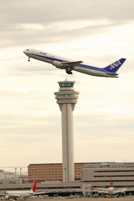 写真 ニュー羽田空港 を写真で探訪 免税ゾーンにガンダム出現 Newsポストセブン