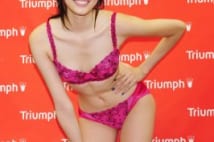 勝負下着はベージュのブラ　股下85cm美女がピンク下着公開