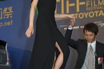 木村佳乃　「新妻チラリズム」で黒いドレスから美脚を披露
