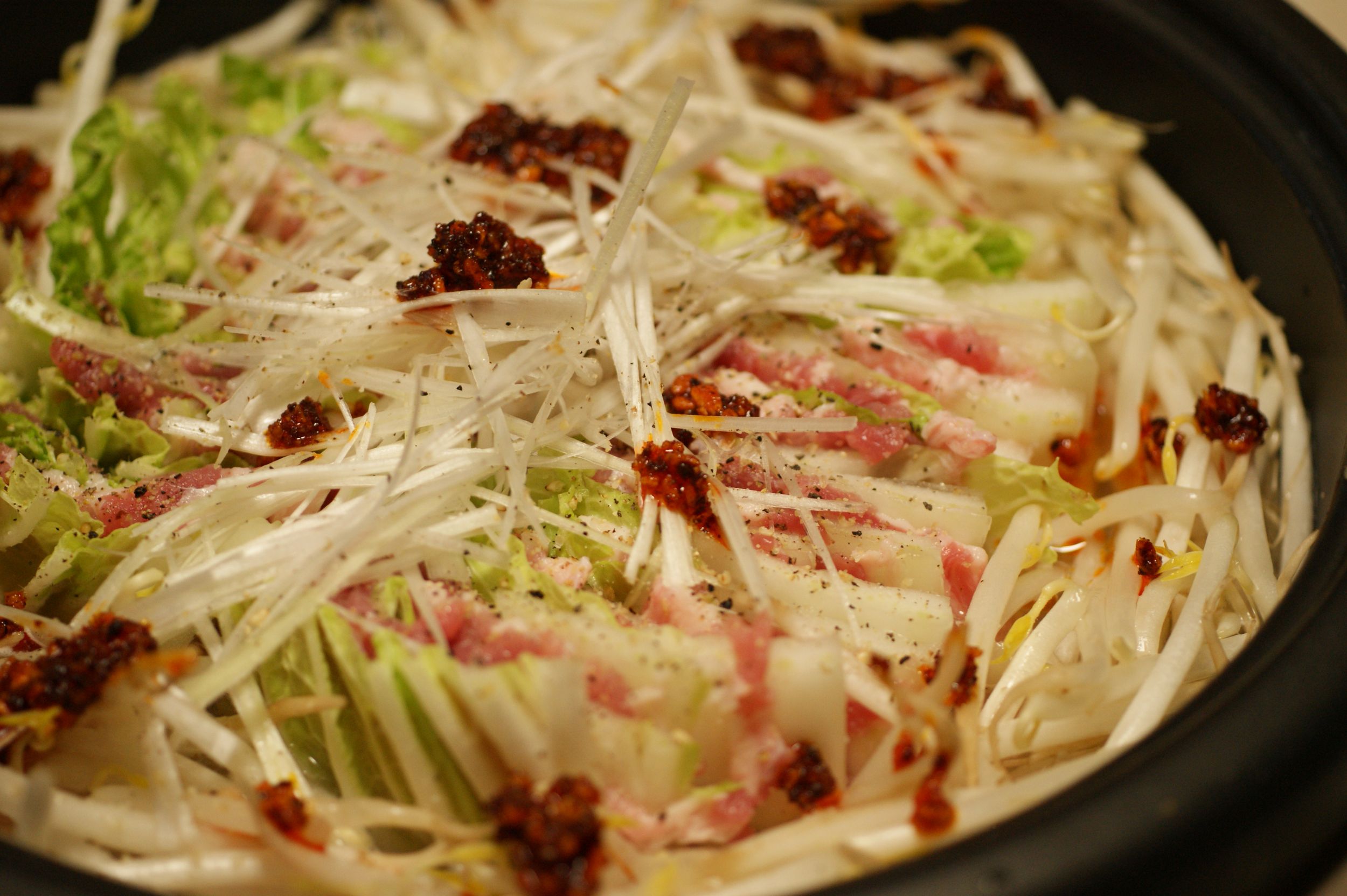 食べるラー油鍋 豚と白菜に合い シメのラーメンとの相性抜群 Newsポストセブン