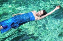 吉瀬美智子がブルーのドレスを着たままで背泳ぎしている