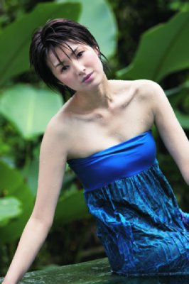 写真 吉瀬美智子がブルーのドレスを着たままで背泳ぎしている Newsポストセブン Part 2