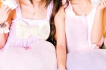 AKB48　前田敦子と板野友美が上目づかいで微笑みお茶飲む