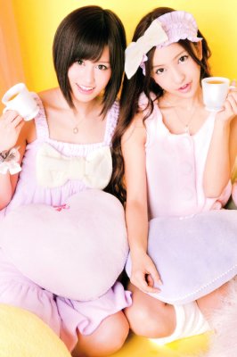 Akb48 前田敦子と板野友美が上目づかいで微笑みお茶飲む Newsポストセブン