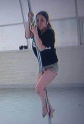 ポールダンスを練習する小向美奈子