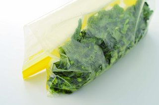 ほうれん草を保存用ポリ袋に入れる