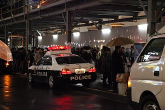 通り魔予告でパトカーも出動した新宿駅