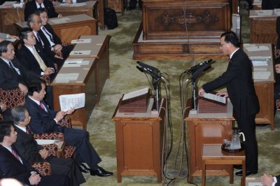 菅氏と谷垣氏の党首討論の様子