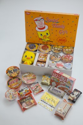 自宅に届けられる日清食品詰め合わせセット