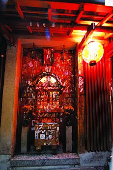 たぬきを祀った祠「十五明神」