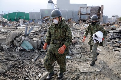 瓦礫の街を歩く自衛隊員