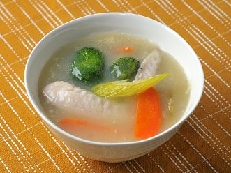 美肌効果のある鶏野菜スープ
