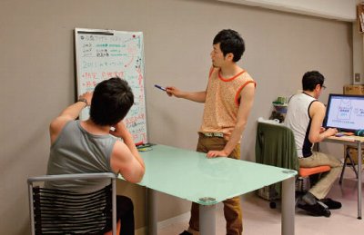 社員全員タンクトップ