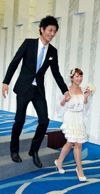 結婚会見に出席した矢口真里と中村昌也