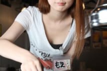 読モが肉焼く焼肉店で美脚店員「チップを是非!」とおねだり