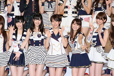 選抜メンバーと写真に収まる前田敦子