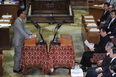 谷垣総裁の発言中も“菅ペ”を熟読