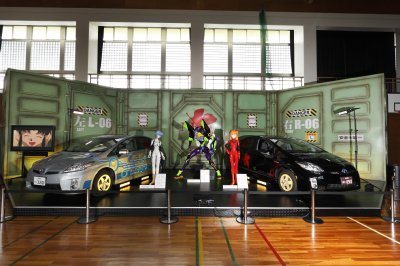 黒いプリウス（右）が「NERV（ネルフ）」の公用車