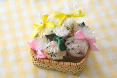 ラップで包んだカラフルミニおにぎり