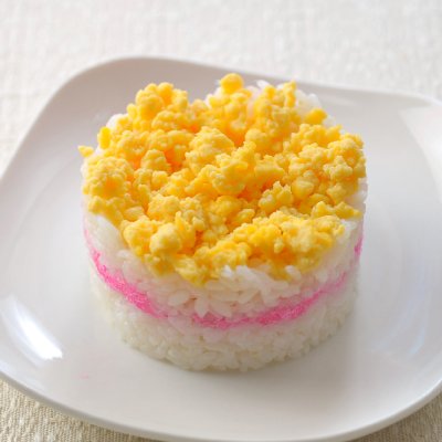 ピンクと黄色のケーキ風おにぎりサンド
