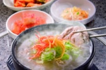 「日本で一番アツい街」新大久保で食べる参鶏湯のグツグツ鍋