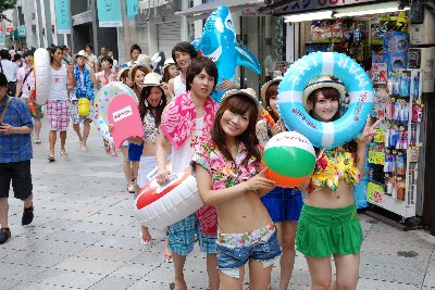 新宿が突如プールサイドの雰囲気に