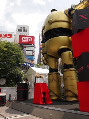 新宿に登場した巨大「金の鉄人」