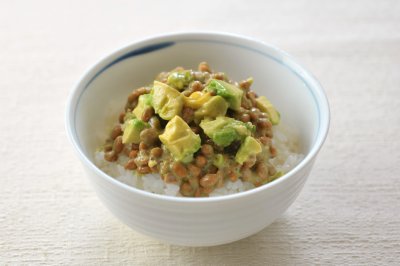 アボカド納豆丼