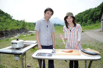 耳石最終実験に挑戦する中田有紀さんと岩藤英司先生