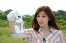 BBQの余興に アルミ缶を一瞬で潰す「水中ハンドパワー」