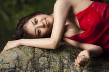 白石美帆33歳　胸元の大きく開いた赤いドレス姿を独占撮！